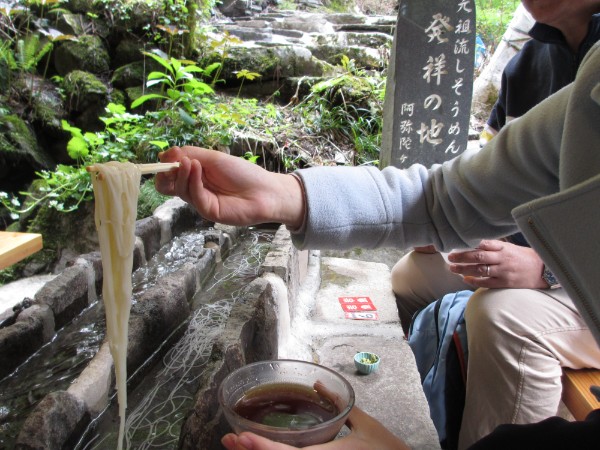 結合了美味與樂趣的日本經典美食流水麵